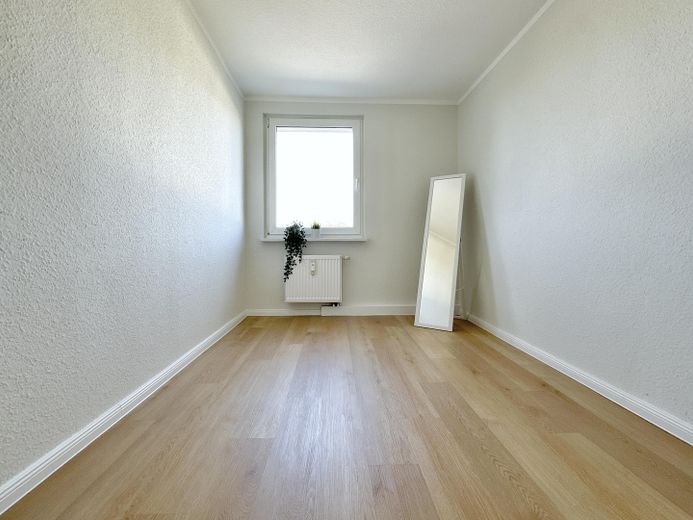 Vermietete 3-Zimmer-Wohnung mit Einbauküche und Südbalkon – Kapitalanlage in Bützow – Fürs Kind, Büro, Office, Hobby