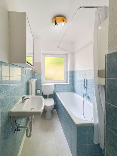 2-Zimmer-Wohnung Mainz-Oberstadt - Uni-Nähe, Balkon, geringes Hausgeld &amp; Entwicklungspotenzial – Bad