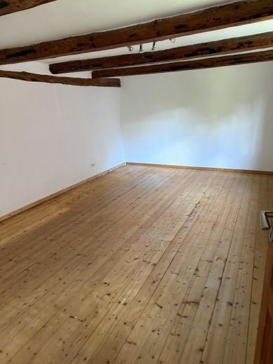 Sanierte 3-Zimmerwohnung mit Altbaucharme – Wohnzimmer