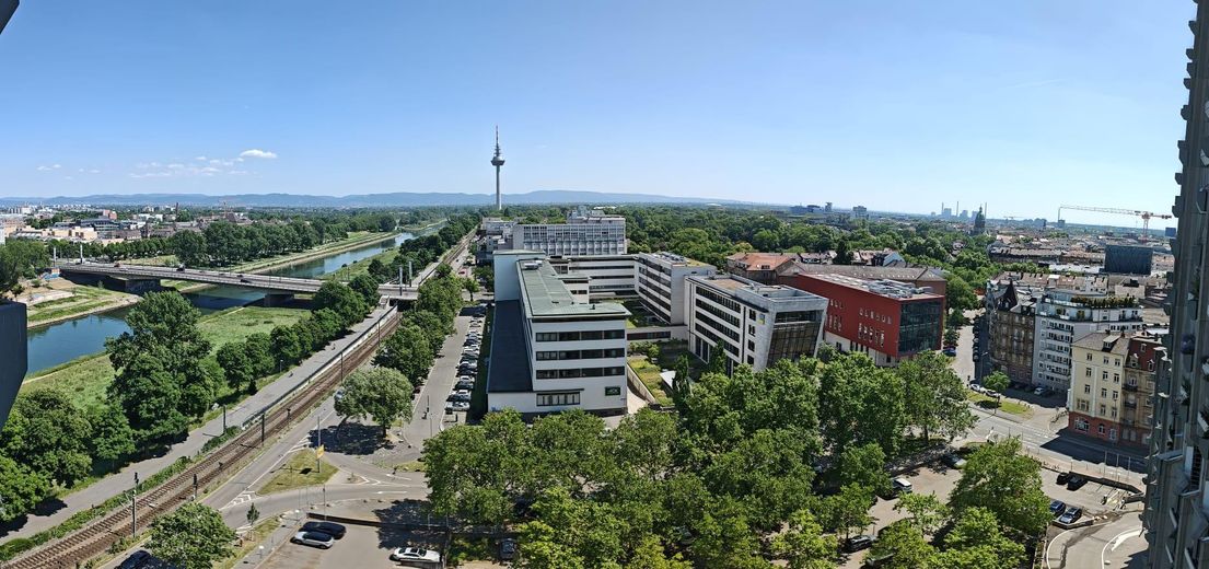 Stilvolles Wohnen mit Panoramablick – Frisch renoviert & komplett neu möbliert – Balkonblick auf die Stadt