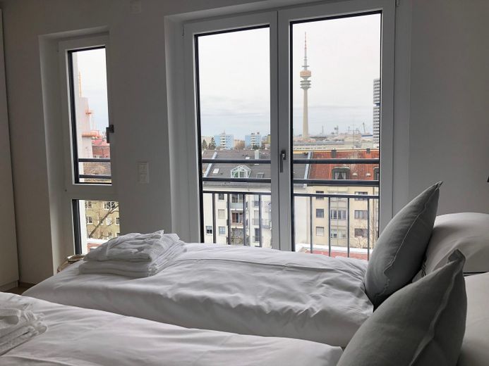 Luxus über den Dächern von München: stylisch möblierte 2-Zi-Whg. – Schlafzimmer