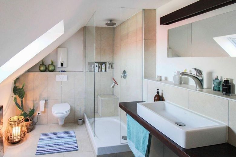 Luminoso apartamento de 2 habitaciones en la última planta con cocina equipada – Braunschweig – Bad mit separater Dusche