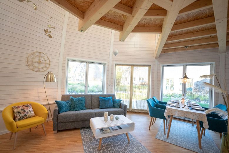 HORN IMMOBILIEN ++ Wustrow Kugelhaus am See - das "Kugellager" in hochwertiger ökologischer Bauweise – Wohnzimmer