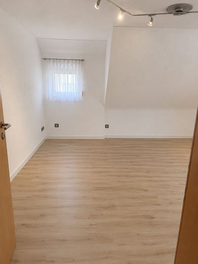 Frisch renovierte 3 Zimmer Wohnung Dachgeschoss nahe Stadtpark zur Erholung für Familen und Paare – Zimmer 2