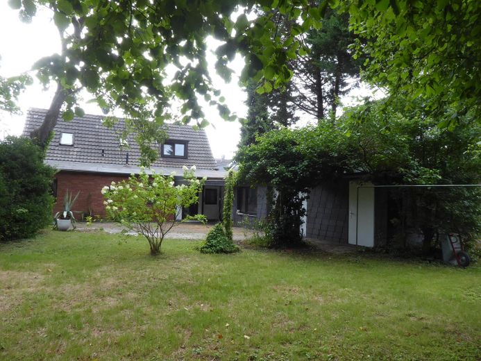 Blick auf das Haus vom Garten