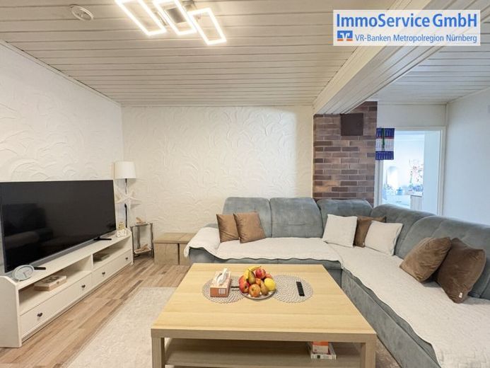 Gute Rendite - solide vermietet!
Attraktive 2-Zimmer-Wohnung mit Außenstellplatz – Foto 1