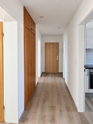 Helle Wohnung mit großzügigem Wohnbereich, Einbauküche, Balkon und eigener Garage – Foto 9
