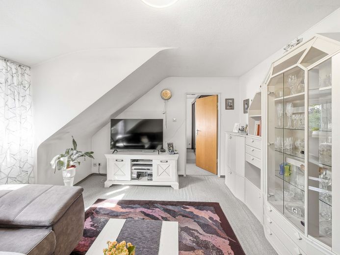 4 Zi. Wohnung, 2 Garagen + 2 Stellplätze – Wohnzimmer