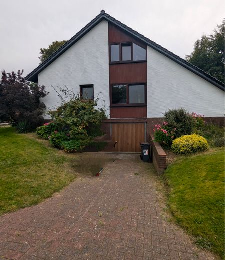 seitl. Garagen- Einfahrt