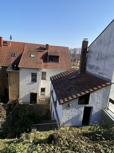 Urokliwy dom szeregowy narożny z przestronną koncepcją mieszkalną i idyllicznym zielonym zboczem – Hofansicht mit Hinterhaus