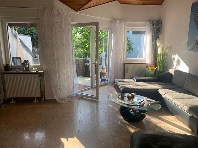 5 Zimmer saniertes helles großzügiges Haus in 63263 Neu-Isenburg " Einzugsfertig" Energie D 110 – Wohnzimmer Blick zum Balkon