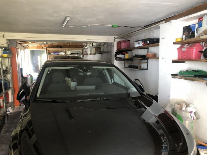منزل متعدد العائلات (يحتاج جزئياً إلى تجديد) – Garage