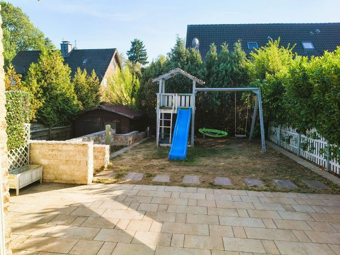 Familienfreundliche und gehobene Doppelhaushälfte mit Erdwärme und ohne Provision – Garten 1