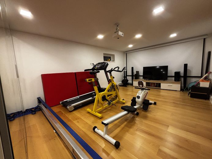 ¡De particular, sin agencia inmobiliaria! Casa adosada intermedia ideal para familias, en una ubicación perfecta y con instalación solar – Hobbyraum