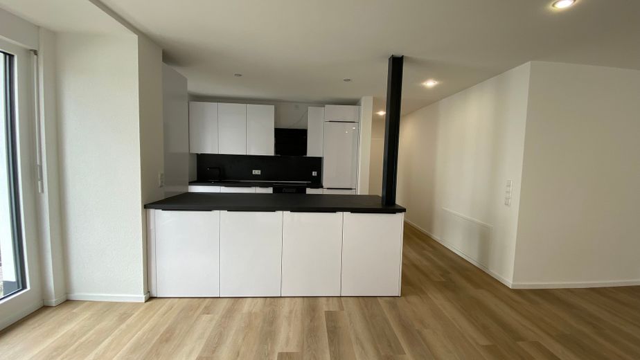 4-Zimmerwohnung in Traumlage mit Kachelofen, Balkon, Dachterrasse, Gästebad und Garage – Küchenblock vom Essbereich aus
