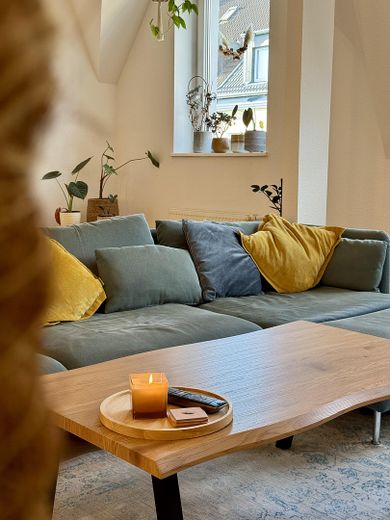 Maisonette de estilo antiguo inundada de luz, con chimenea, aire acondicionado y un ambiente residencial tranquilo – Wohnzimmer - Couch