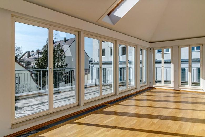 Lichtdurchflutete Penthouse-Wohnung mit Dachterrasse unweit der Münchener City – Wohnbereich