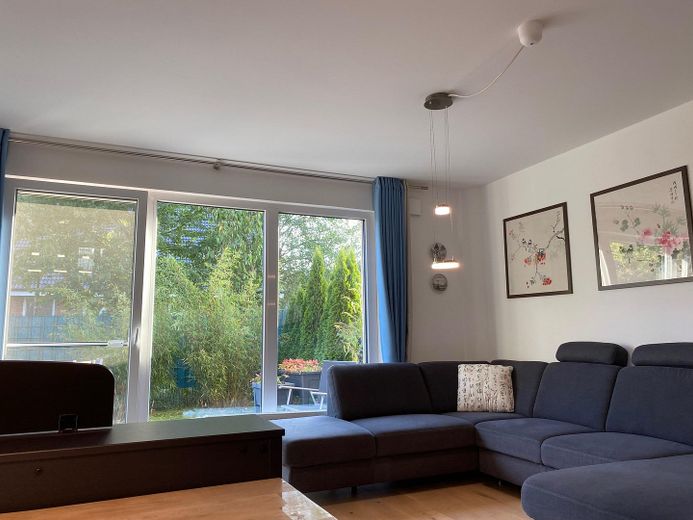 Neuwertige Doppelhaushälfte mit wunderschöner Aussicht – Wohnstube