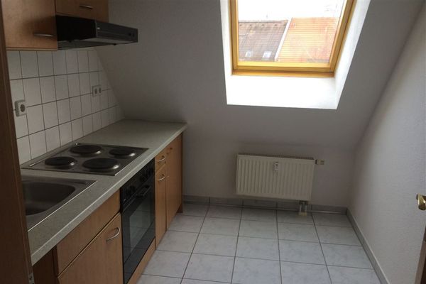 * Piccolo ed economico appartamento di 3 locali all’ultimo piano mansardato con bagno con vasca, cucina componibile e laminato in posizione tranquilla! *