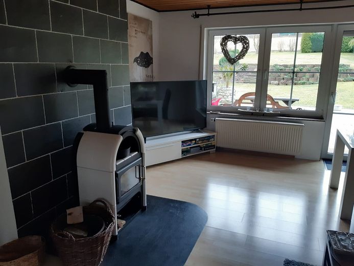 Gepflegtes Zweifamilienhaus mit freier Dachgeschosswohnung, großem Südgarten und Garage – Foto 6