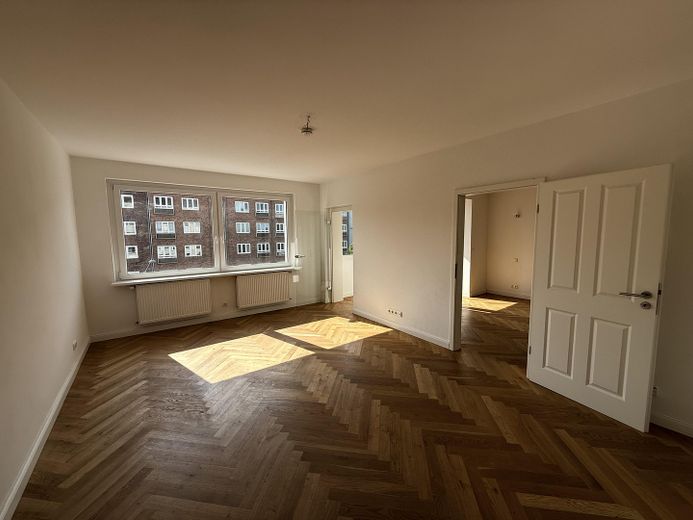 Wohnzimmer lichtdurchflutet