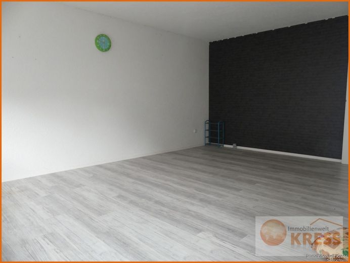 2-Familienwohnhaus mit Balkon, Wintergarten und 2 Garagen in der Ortslage von Sinntal-Oberzell – P1070119