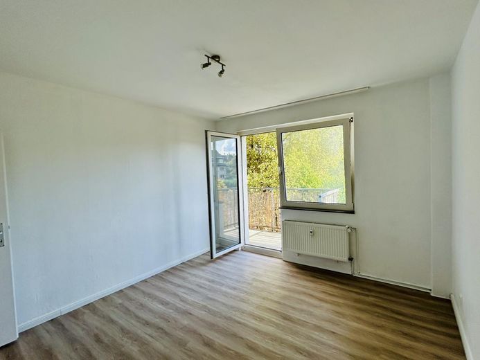 Attraktive, lichtdurchflutete 2,5-Zimmer-Wohnung mit Balkon – Schlafzimmer
