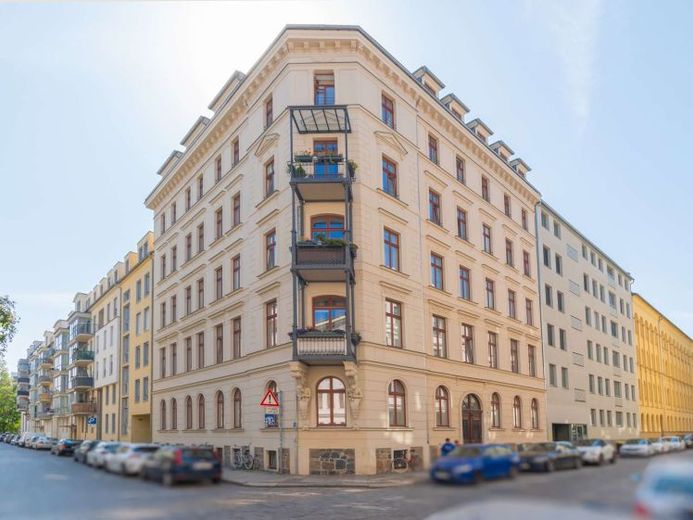 APPARTAMENTO D’EPOCA DI ALTA QUALITÀ COMPLETAMENTE RISTRUTTURATO | 4 locali, 2 balconi, 2 bagni e molto altro! – Foto 1