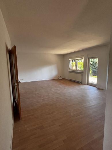Geräumiger Bungalow mit ca. 194m² Gesamtfläche, Vollkeller und Garage – provisionsfrei – EG - Wohnzimmer (2)