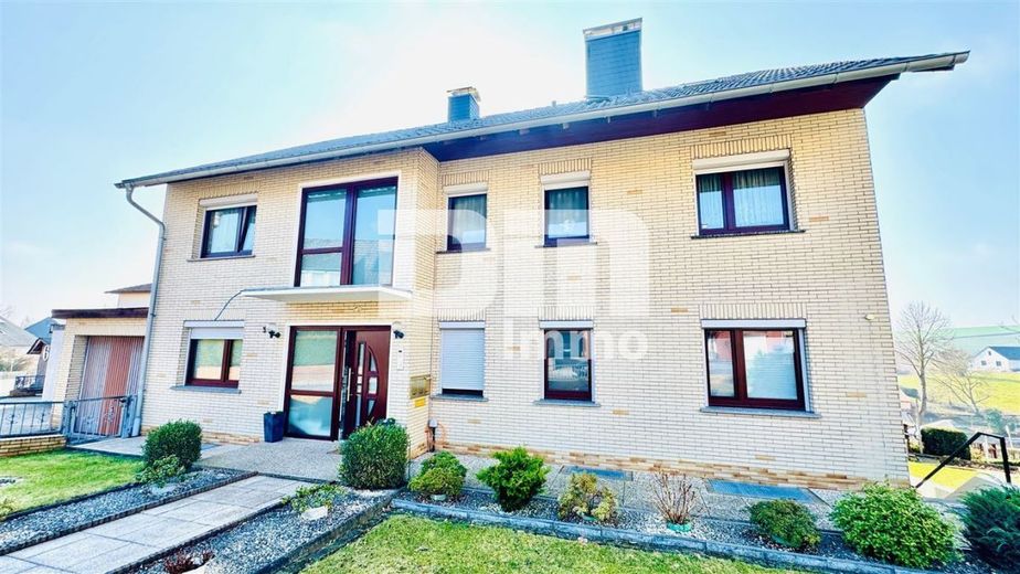 Modernisiertes Ein-/ Zweifamilienhaus inkl. PV-Anlage + 
Garage auf Traumgrundstück – Titel Frontansicht