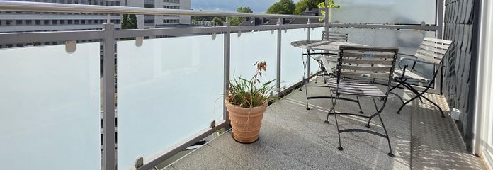 Appartamento confortevole fuori dall'ordinario di 2,5 locali, ampio balcone soleggiato, bagno: vasca + doccia, parquet in legno massello – Über den Dächern von Essen