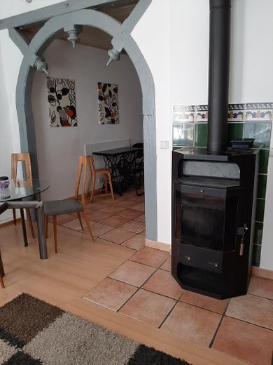 Appartamento di 2 locali parzialmente arredato, ca. 60 m² al piano terra con cucina soggiorno e spazio esterno – Durchgang