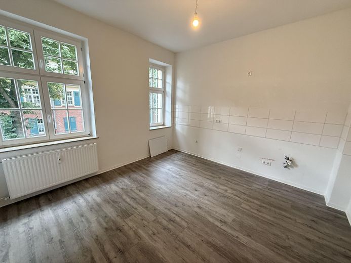 Wonen met geschiedenis & uitzicht op groen – gemoderniseerd 2-kamerappartement met balkon en uitzicht op de klokkentoren – Küche