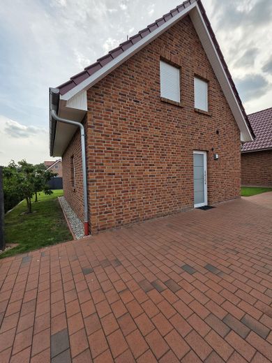 Zwei Wochenend Häuser an der Thülsfelder Talsperre – Haus vorne an der Straße