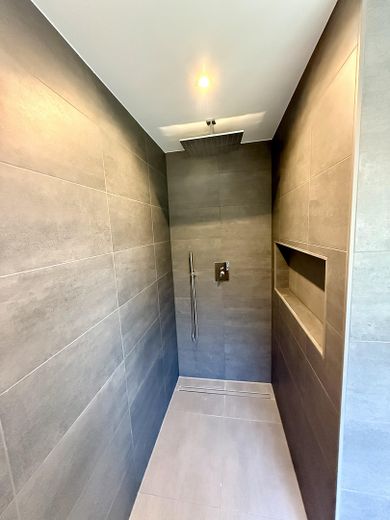 Modernes Haus mit großem Garten, Wärmepumpe & Smart Home in Bissendorf-Wietze – Dusche im Hauptbad