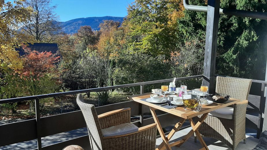 Moderno, pregiato e tranquillo appartamento di 2 locali COMPLETAMENTE ATTREZZATO con ampio balcone esposto a sud a Murnau-Moosrain – Balkon