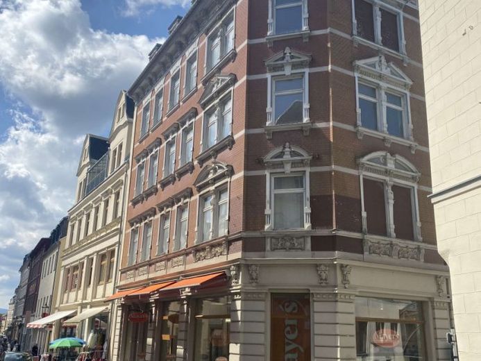 Wohn- und Geschäftshaus in 1A - Lage (Laden saniert und vermietet) zum Sanieren – फोटो 1
