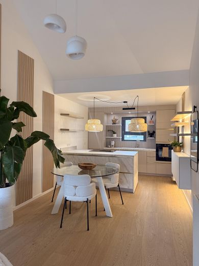 Exklusive neuwertige Traumwohnung: Klimatisiert, voll möbeliert - – Küche und Essbereich