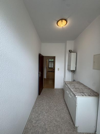 Für junge, berufstätige Personen. Erdgeschoßwohnung mit Garten, 2 ZKB, EBK, AR, Carport mit AR – Abstellraum mit Therme