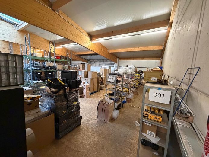 Lager- und Produktionshalle mit Büro – Lagerbühne