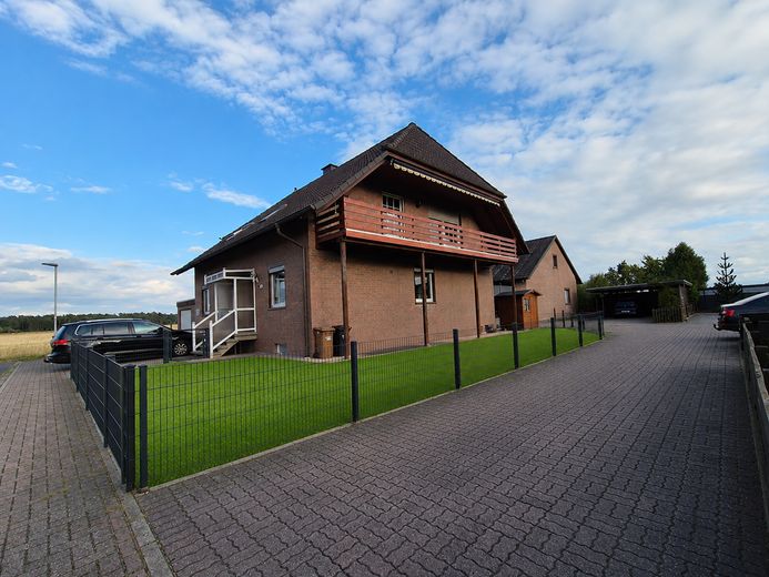 Großzügiges Zweifamilienhaus in ruhiger Feldrandlage mit Sommergarten, Balkon, Terrasse & Garage – Foto 1