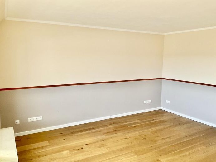 Gemütliche Dachgeschosswohnung in Ko-Metternich, provisionsfrei, mit Balkon und Garage – Wohnzimmer