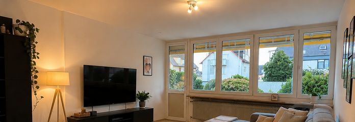 Familientraum mit Garten – großzügige Maisonettewohnung über 2 Ebenen mit Terrasse und 2 Bädern – Wohnzimmer