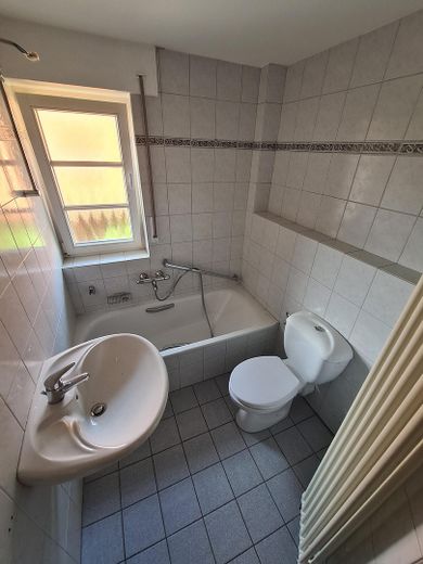 Historisches Bauernhaus mit Galerie, Kamin & Garten - stilvoll saniertes Wohnen mit Charakter – Bad 1. OG