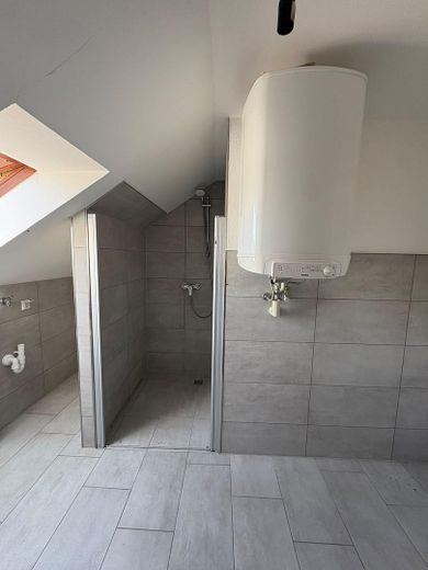 Luminoso appartamento di 4 locali mansardato con giardino privato – Bad mit Dusche und Wanne