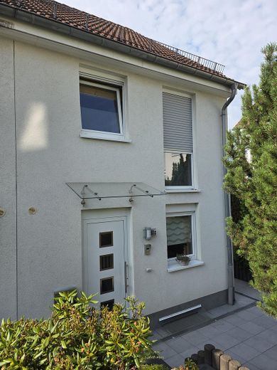 Gepflegtes Reihenendhaus mit schönem Garten, überdachter Terrasse, Kamin und Carport – Vorderansicht_Eingangsbereich