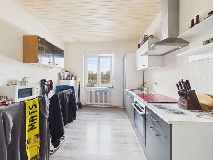 Komplett vermietetes Mehrfamilienhaus mit Gewerbe, 7 Garagen und Garten – Küche 2. OG