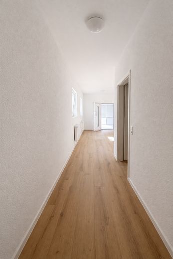 Elektrik ve ısıtma giderleri dâhil, açık planlı ankastre mutfaklı, modern şekilde yenilenmiş 2 odalı daire – Flur