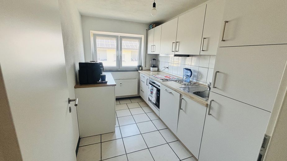 Helle 3-Zimmer-Wohnung mit Balkon, Einbauküche und Garage in Onstmettingen – Küche