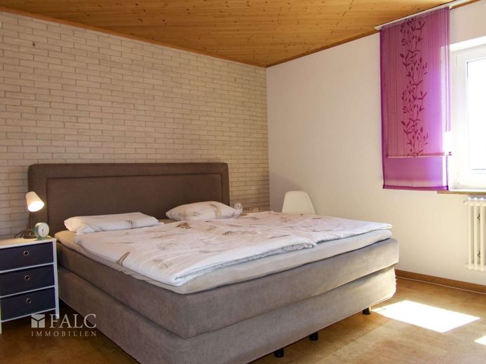Einfach Mehr: Top Gepflegtes Wohnhaus mit 2 eigenständigen Wohnungen. Garten, 3Garagen, Wintergarten – OG: Schlafzimmer